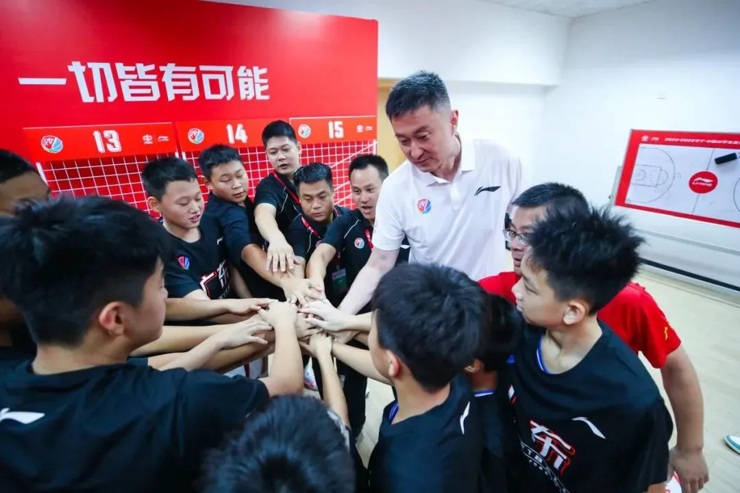 篮球教练如何为不同年龄段的球员制定战术训练方案?_1
